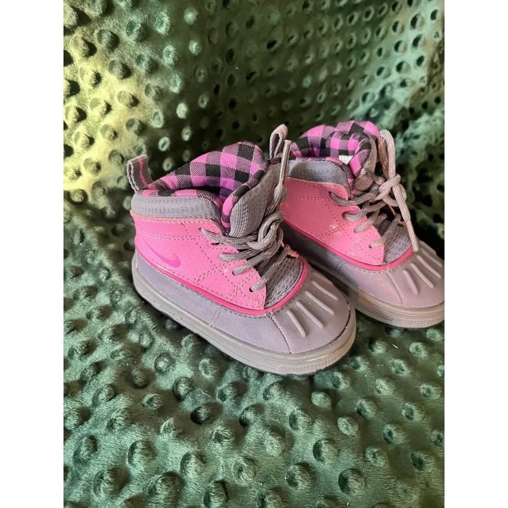 Nike ACG pink and gray winter snow boots size 5 5c
